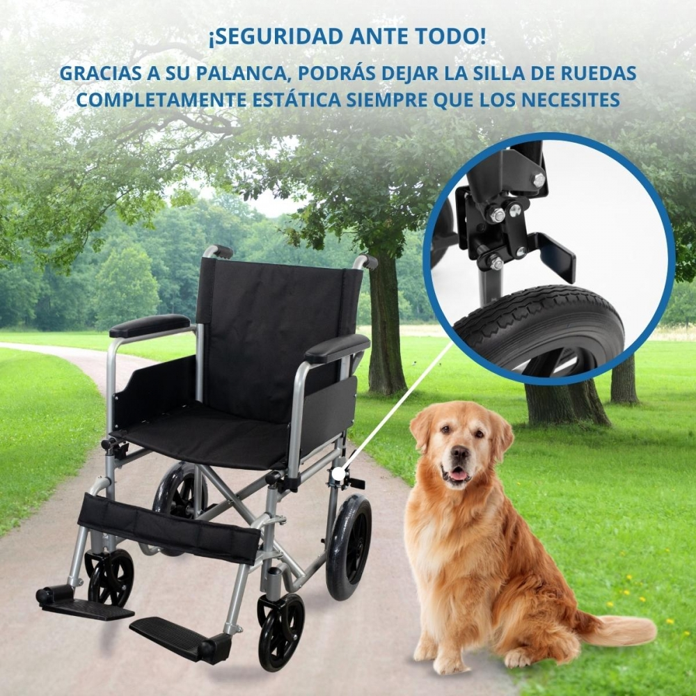 Una silla de ruedas y un Golden Retriever sentados en un camino exterior. Primer plano del sistema de frenos.