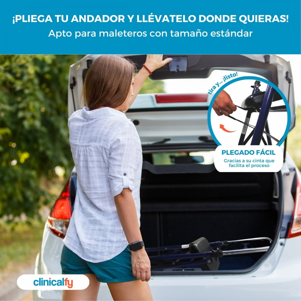 Mujer colocando un andador azul en el maletero de un coche.
