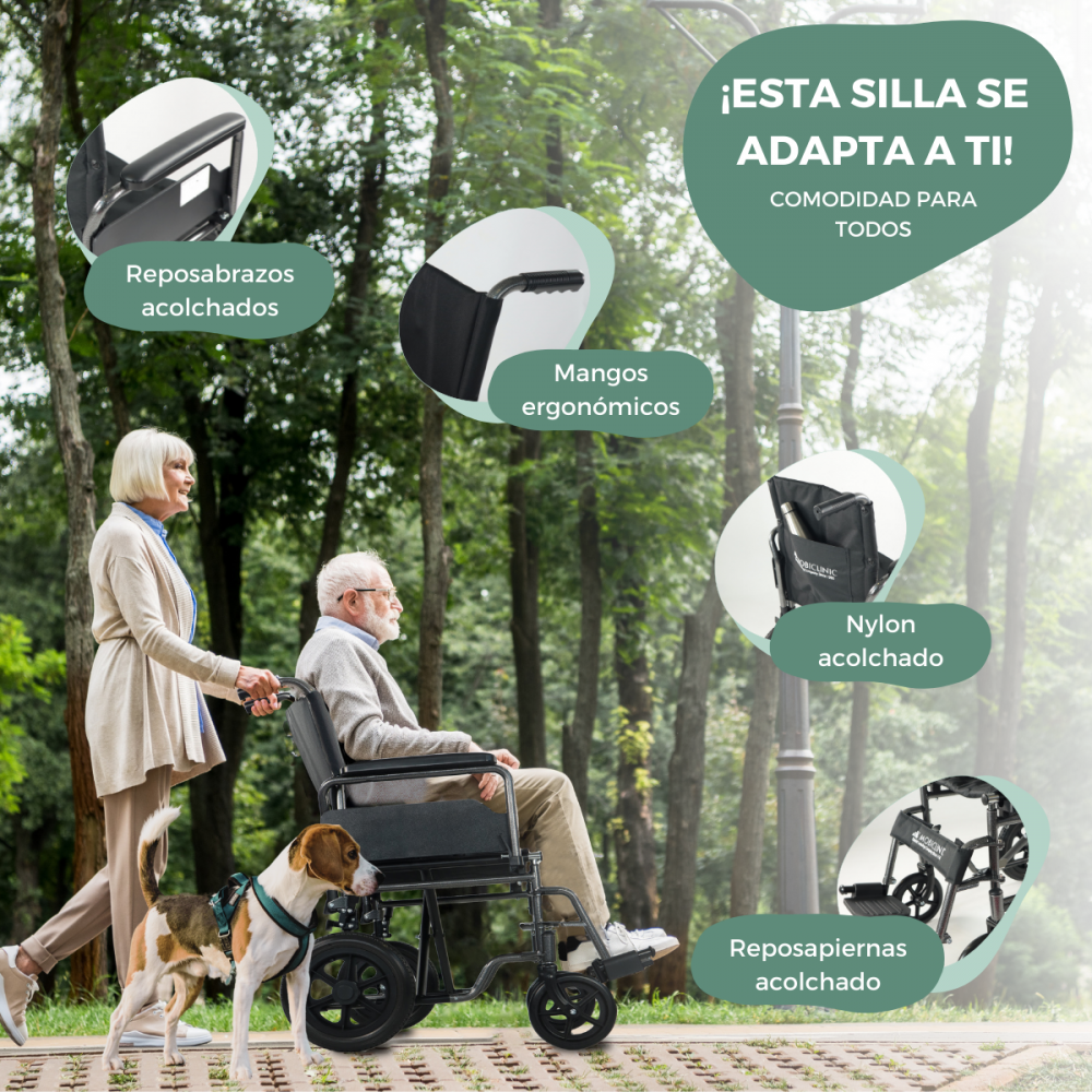 Pareja mayor con perro pasea en silla de ruedas en el parque. Reposabrazos, mangos, nylon y reposapiés acolchados.