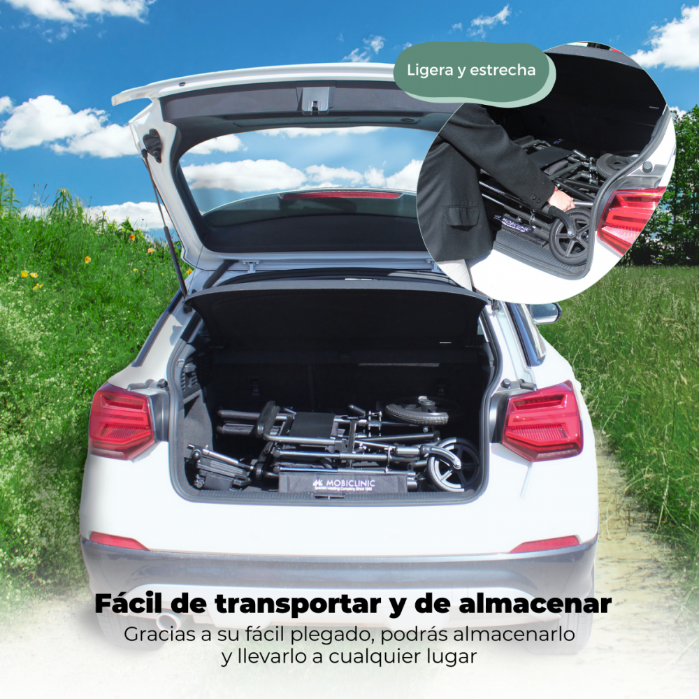 Una silla de ruedas plegada se carga en el maletero de un coche.