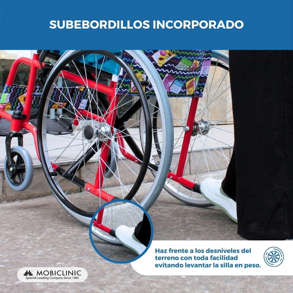 Silla de ruedas roja con tela colorida. Un pie está en un bordillo. Texto: Subebordillos.