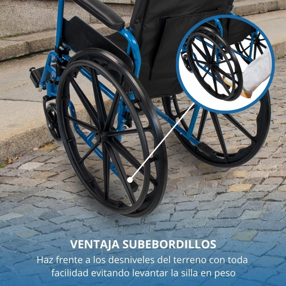Una silla de ruedas azul y negra con ruedas grandes sobre adoquines.