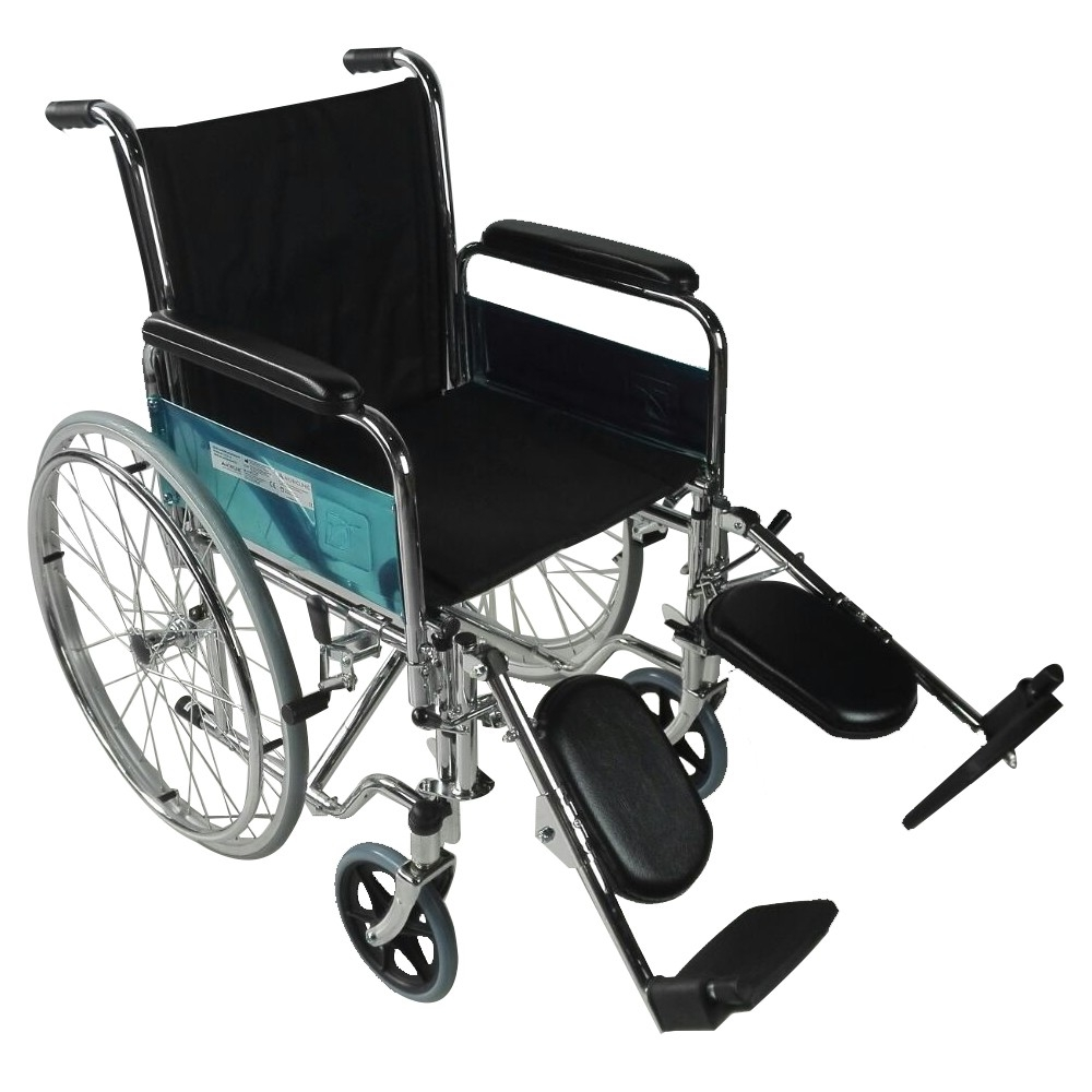 Una silla de ruedas negra con marco cromado, ruedas grandes de radios y ruedas delanteras pequeñas.