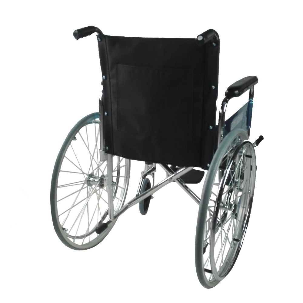 Una silla de ruedas negra con ruedas grandes de radios y marco plateado.