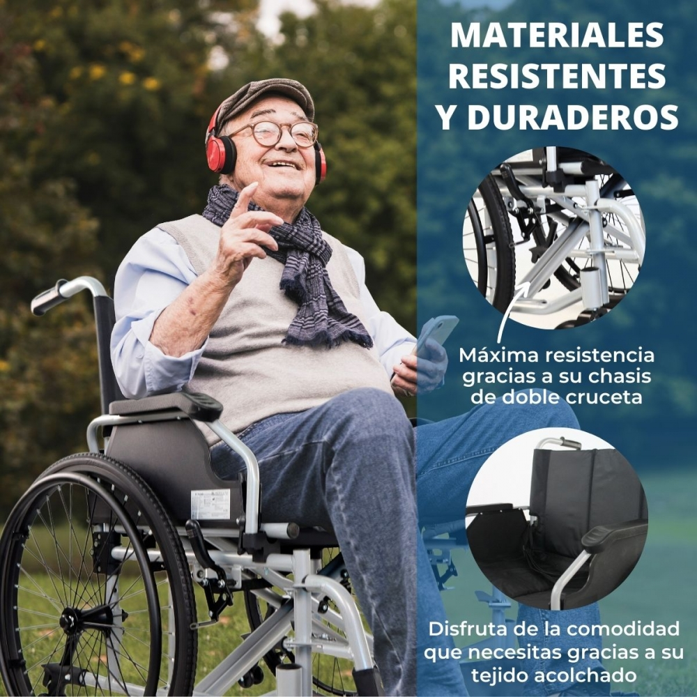 Un anciano en silla de ruedas escucha música con auriculares, sosteniendo un smartphone.