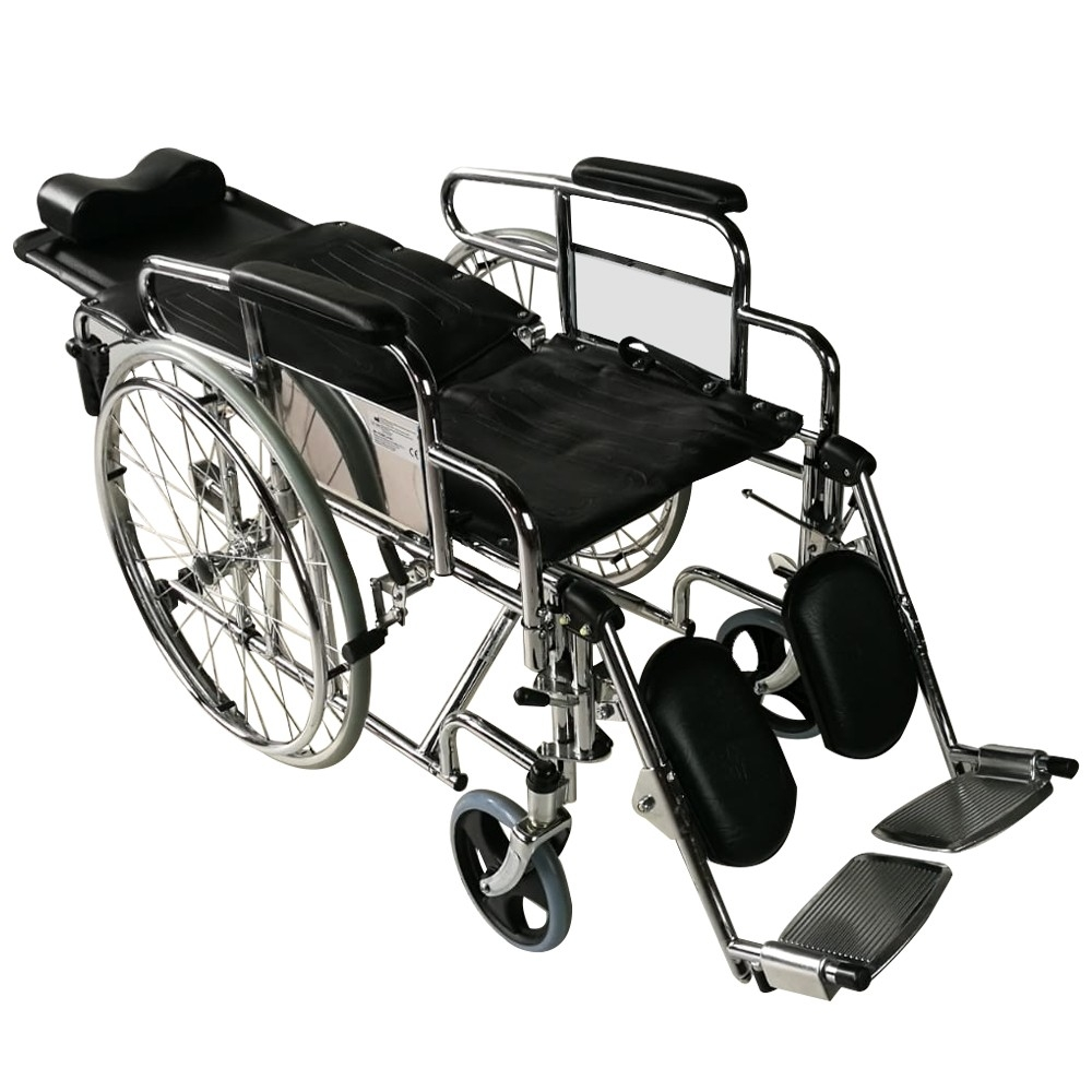 Una silla de ruedas reclinable negra con marco plateado, reposacabezas y reposapiés ajustables.