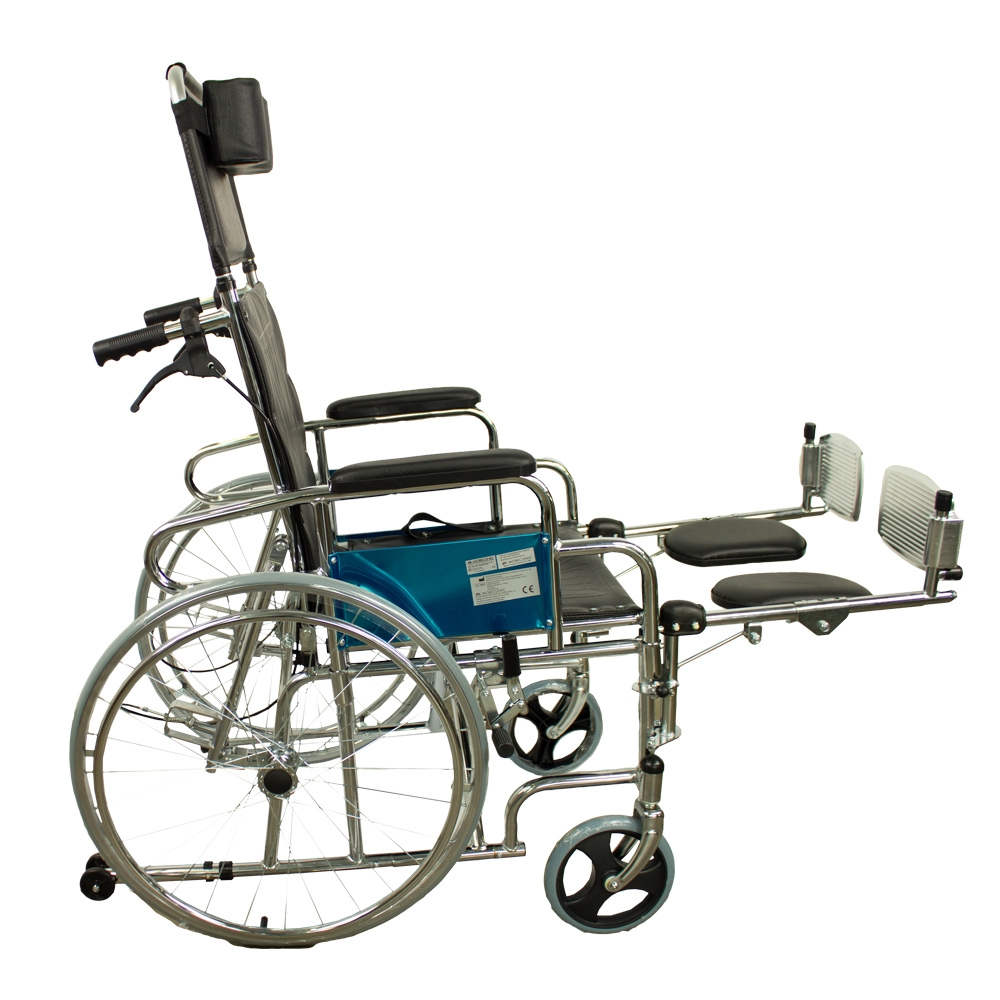 Una silla de ruedas detallada con respaldo, reposabrazos y reposapiés ajustables.
