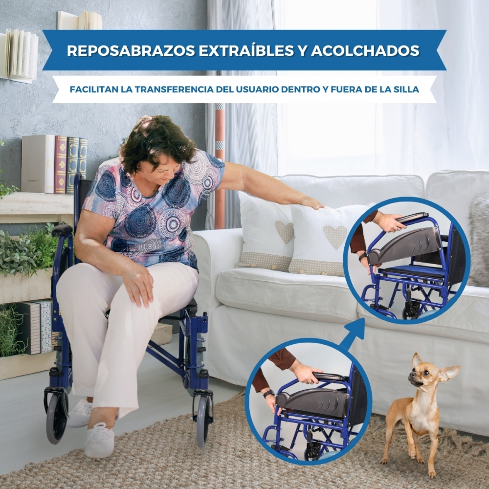 Mujer en silla de ruedas se acerca a un sofá, perro cerca. Reposabrazos mostrados.