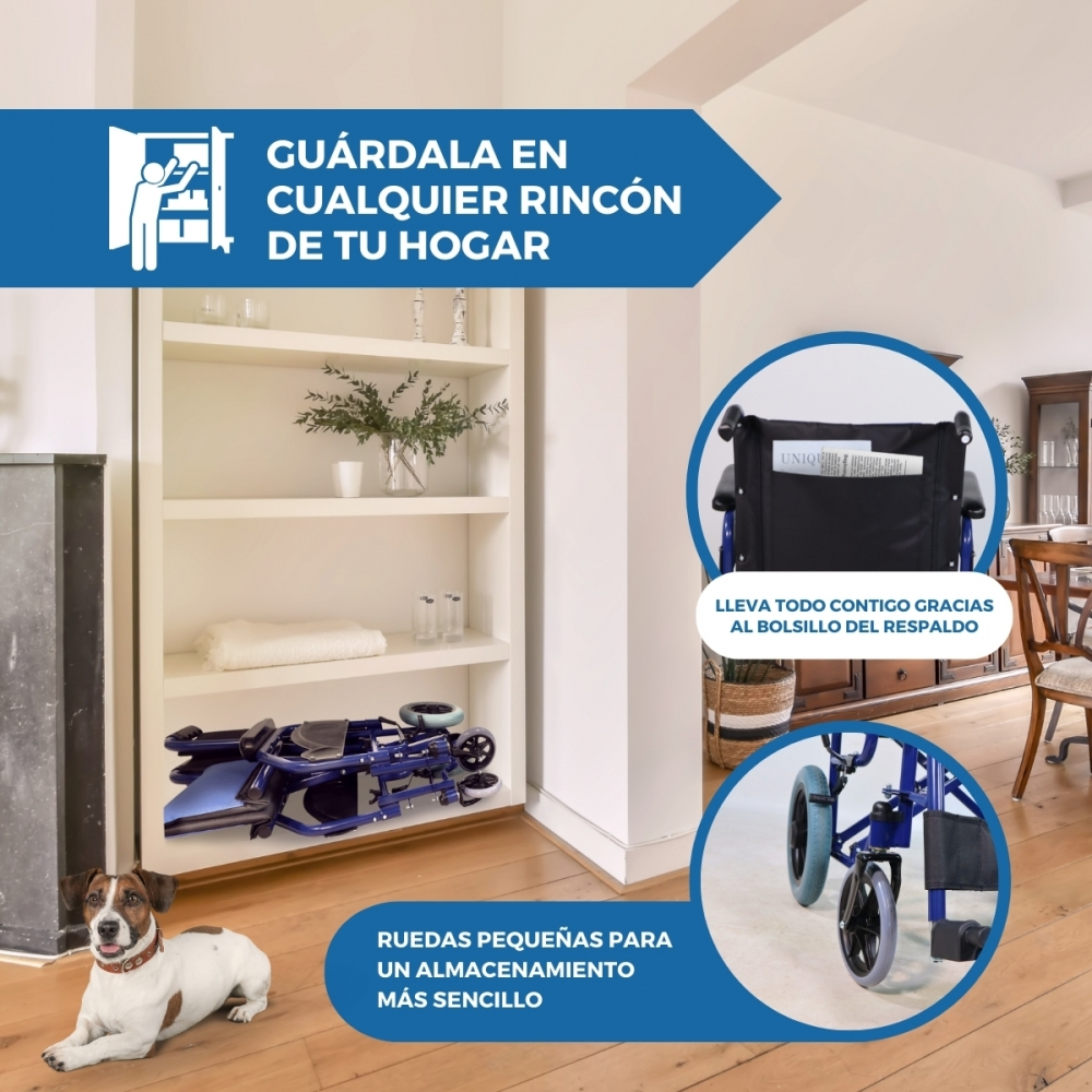 Una silla de ruedas azul está plegada en un estante blanco. Un perro yace en el suelo.