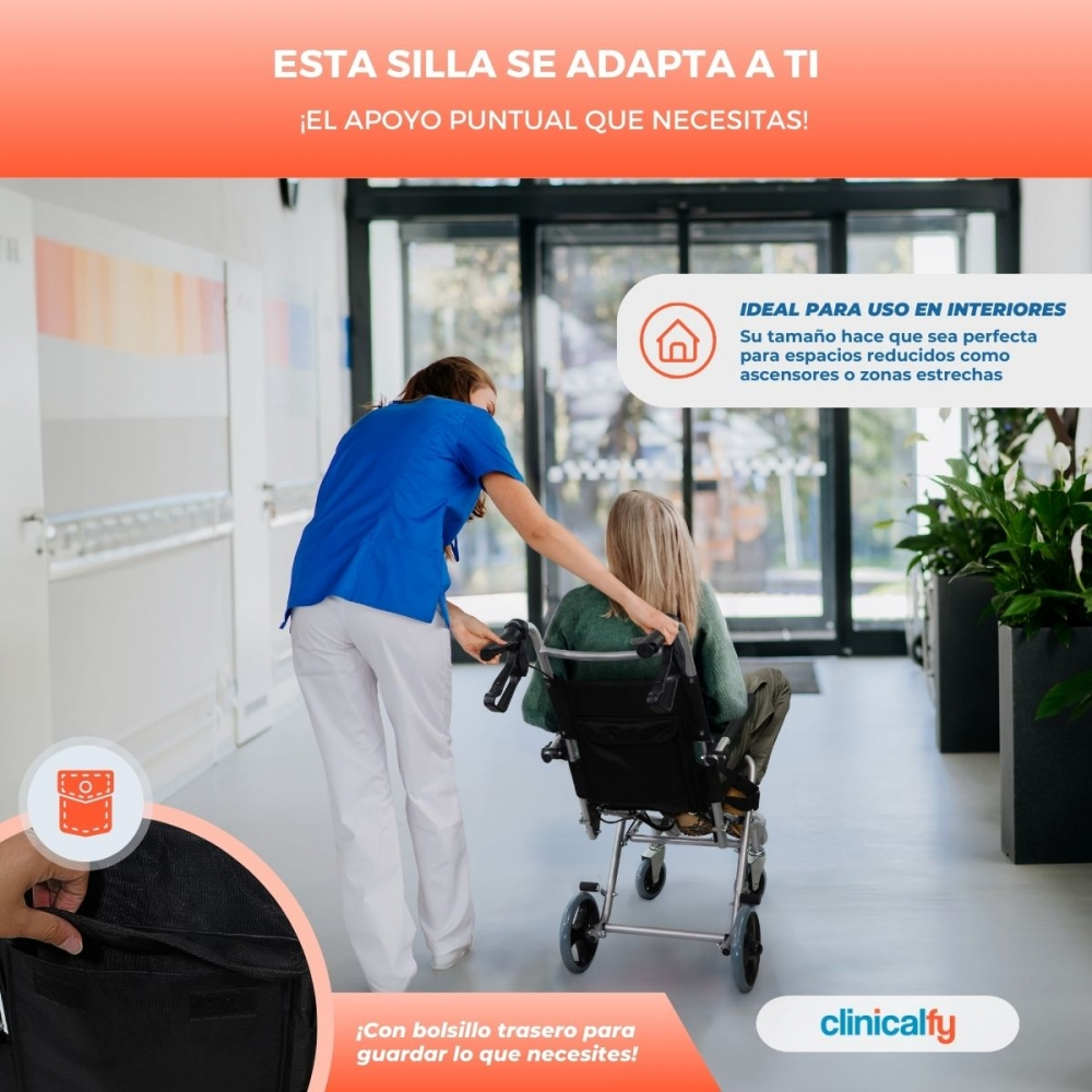 Una cuidadora empuja a una anciana en silla de ruedas por un pasillo moderno.