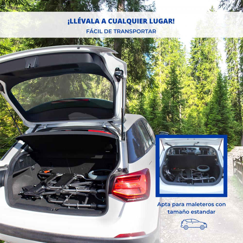 Una silla de ruedas plegable está en el maletero de un coche.