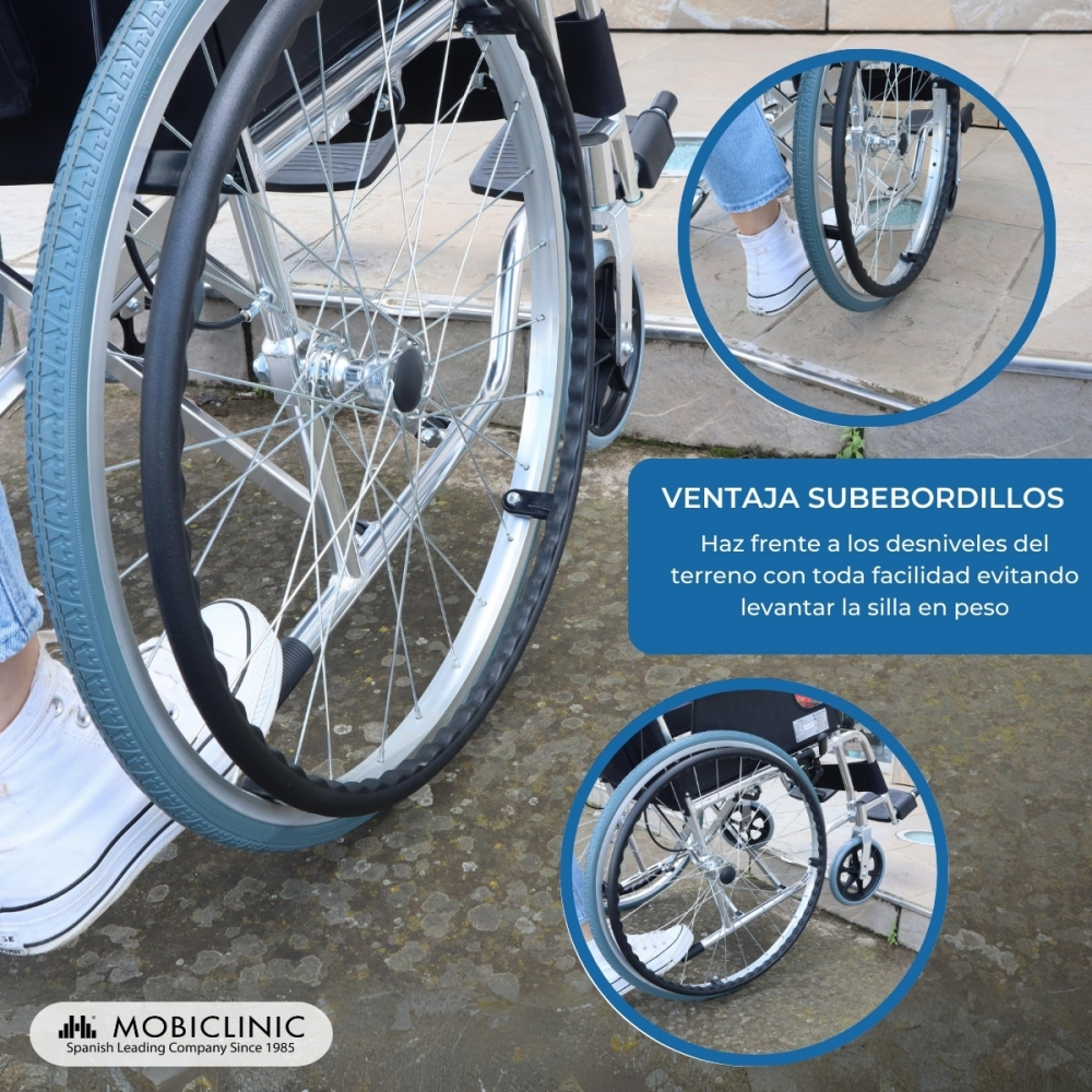 Una rueda de silla de ruedas con neumático azul y radios sobre hormigón.