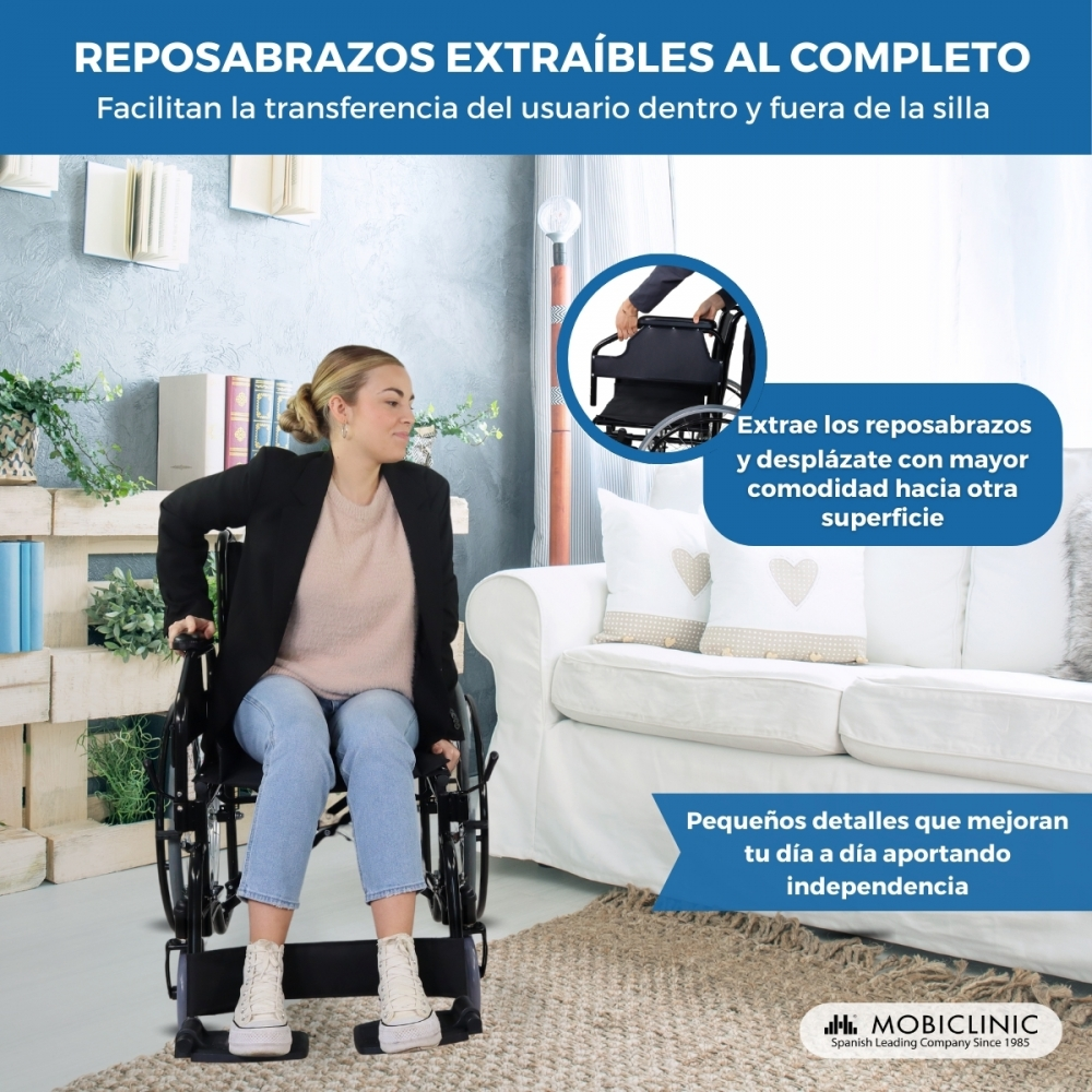 Una mujer en silla de ruedas frente a un sofá con reposabrazos extraíbles. Un recuadro muestra el mecanismo.