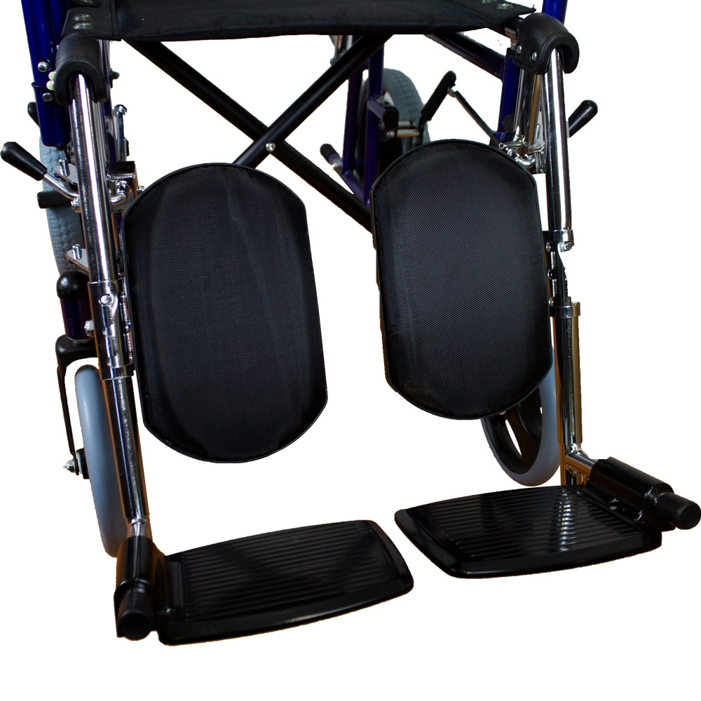 Primer plano de los reposapiés y ruedas de una silla de ruedas azul.