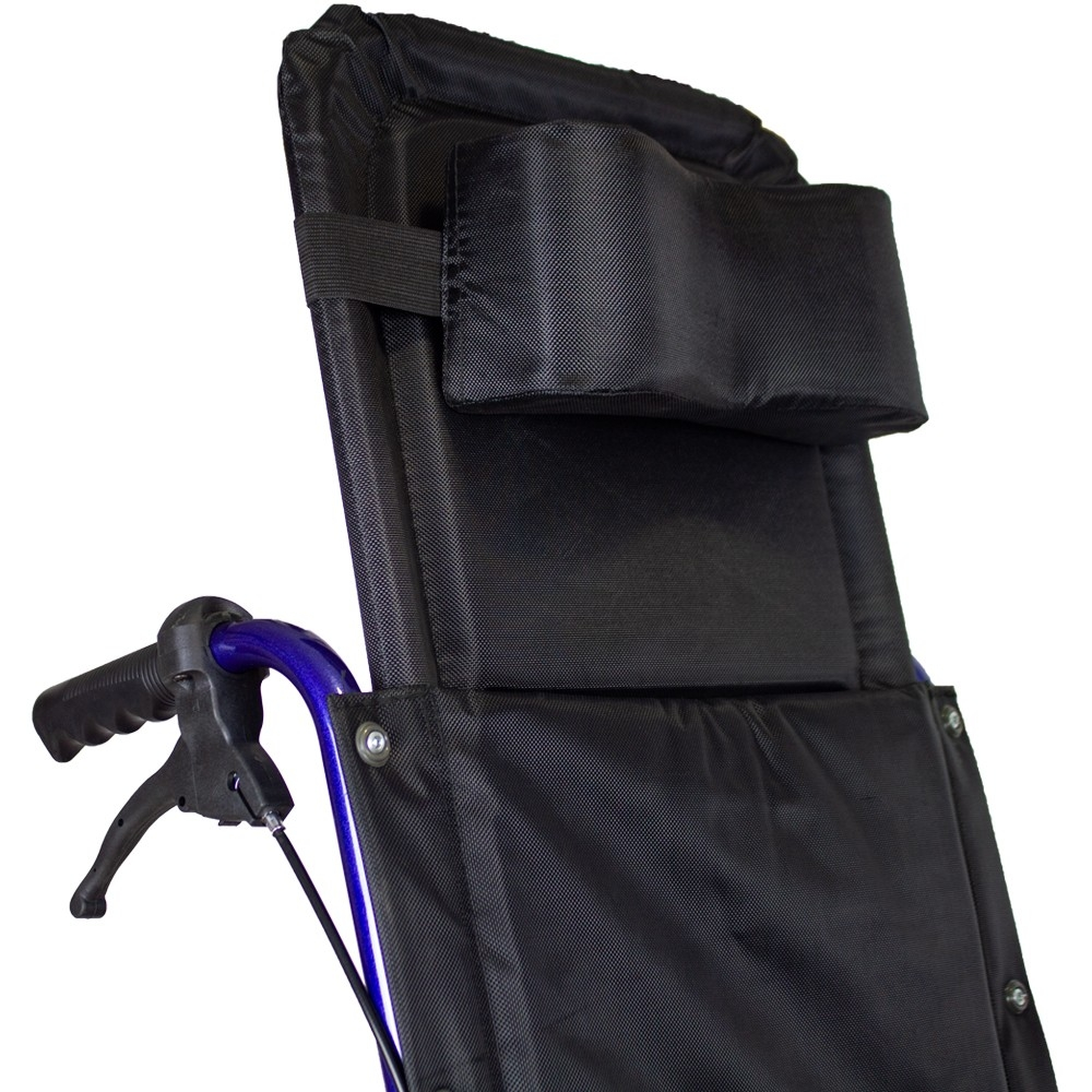 Una silla de ruedas negra con marco azul y reposacabezas.