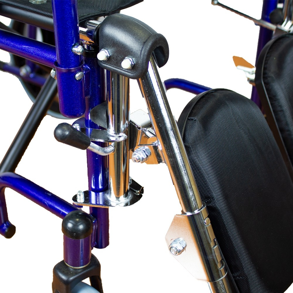 Primer plano de una silla de ruedas azul con acolchado negro y piezas cromadas.