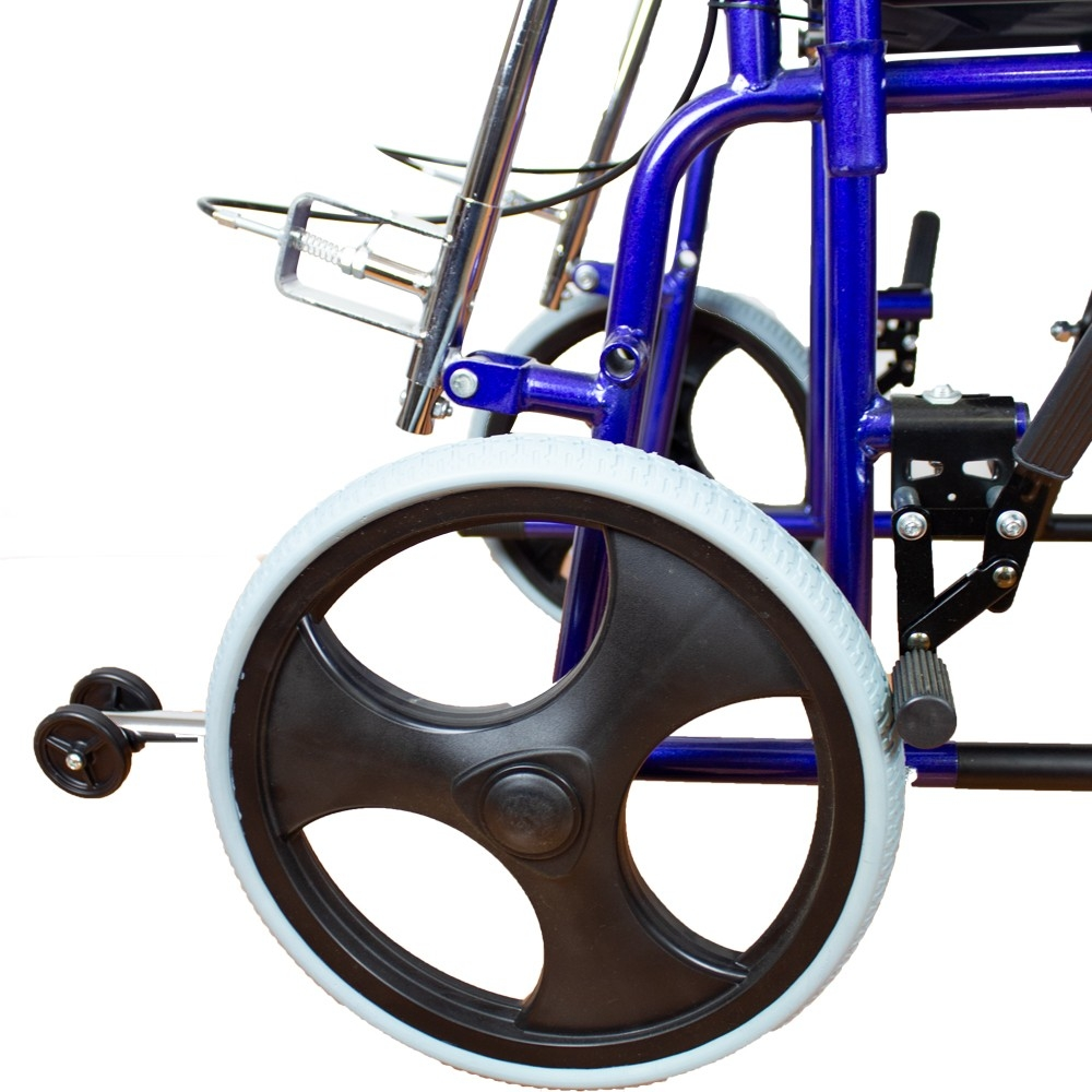 Primer plano de una silla de ruedas azul, mostrando una rueda negra grande y una rueda delantera pequeña.