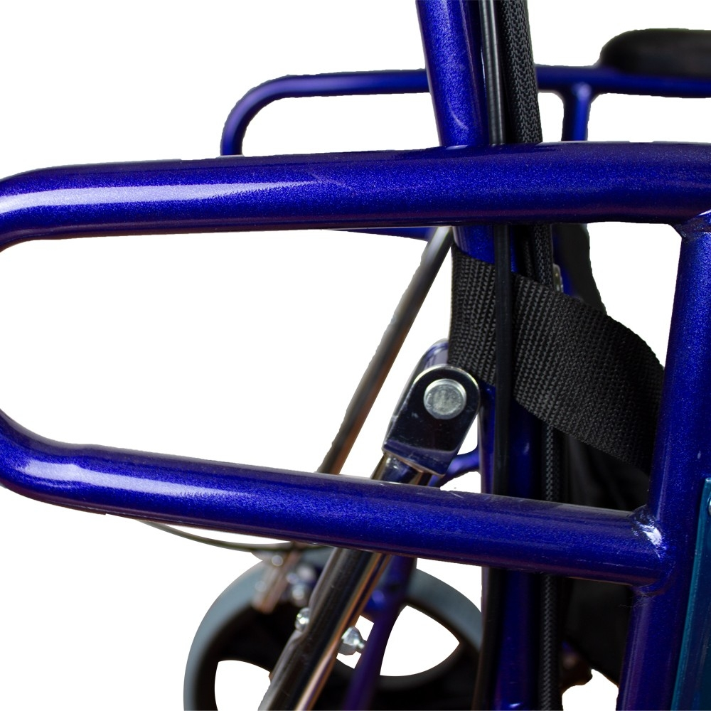 Primer plano del armazón metálico azul de una silla de ruedas con una correa negra.