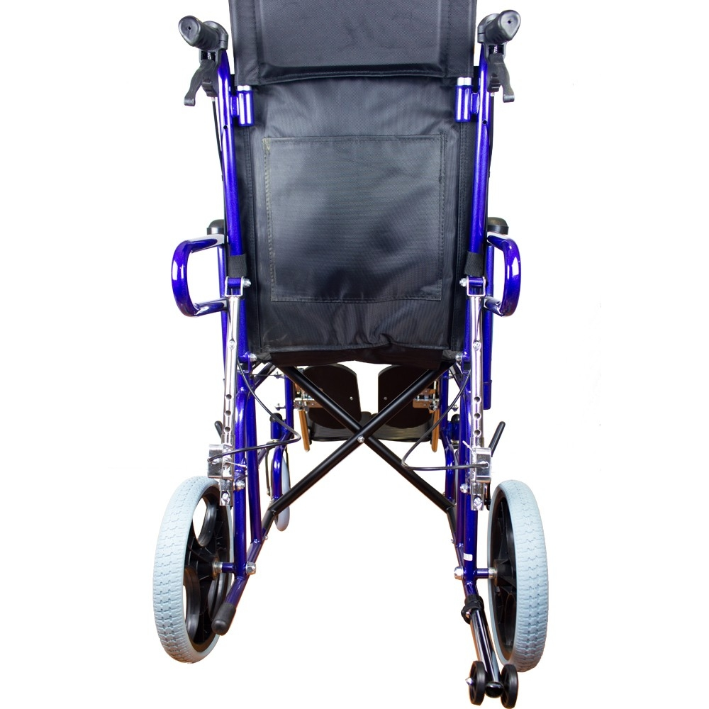 Silla de ruedas azul con asiento negro, vista desde atrás, con ruedas grandes.