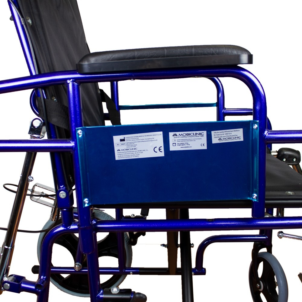 Primer plano de una silla de ruedas azul con asiento y reposabrazos negros.