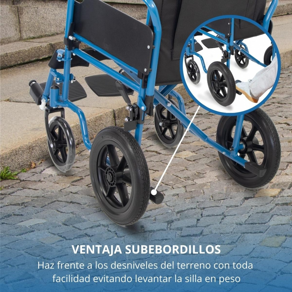 Una silla de ruedas azul sobre adoquines. El detalle muestra su uso en una pendiente.