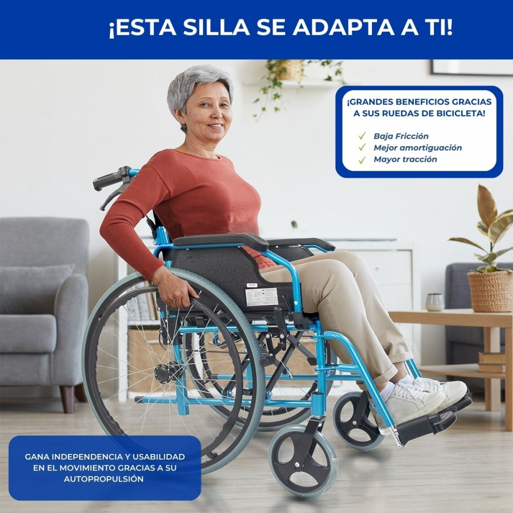 Una mujer sentada en una silla de ruedas azul en una sala de estar.
