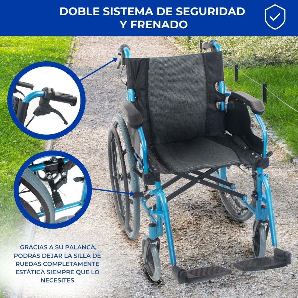 Un sillón de ruedas azul con asiento negro está en un camino de grava. Primeros planos muestran frenos y mangos.
