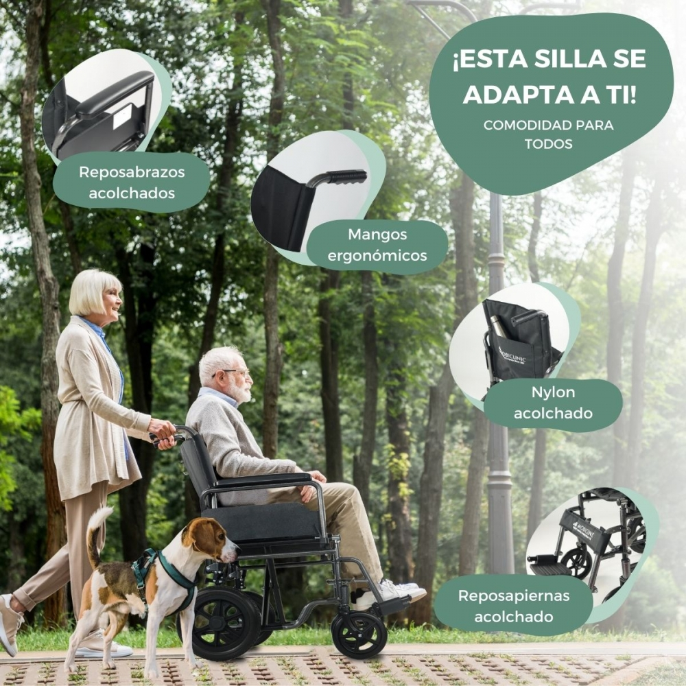 Pareja mayor con perro pasea en parque con silla de ruedas.