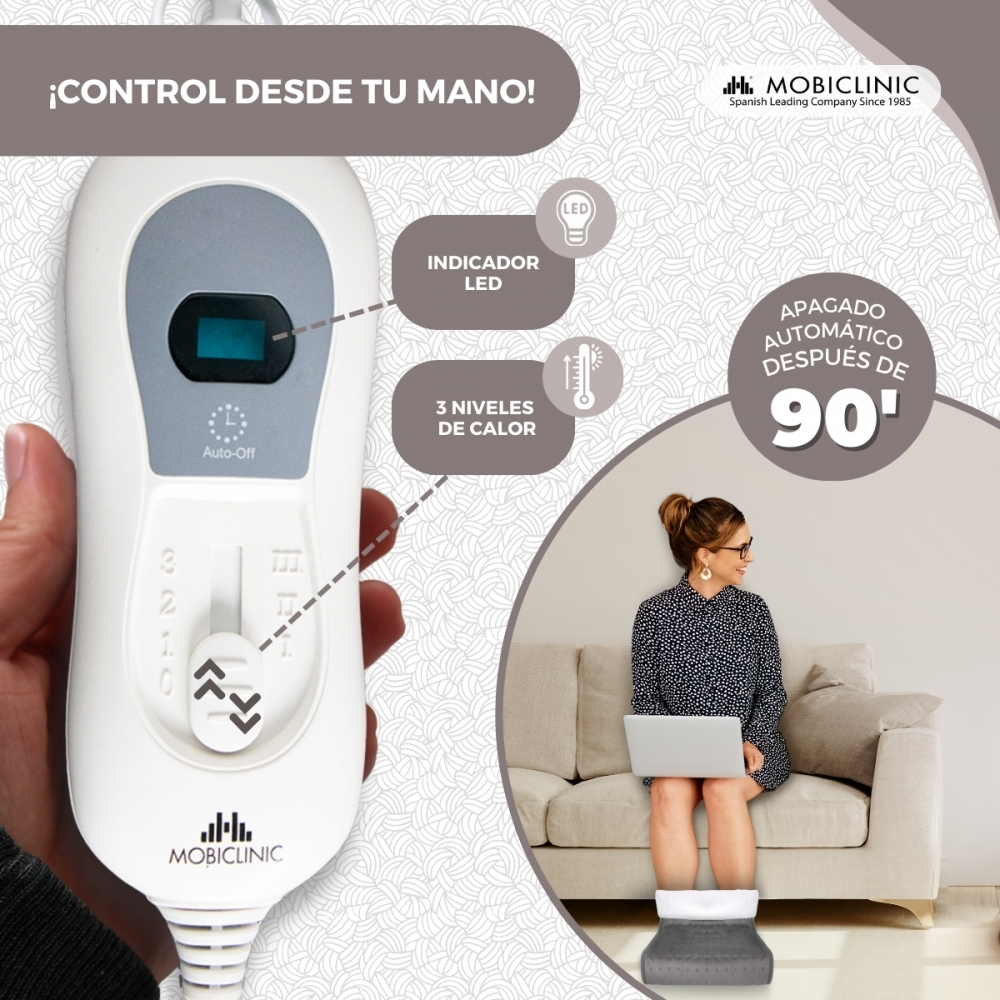 Una mano sostiene un control remoto blanco con pantalla LED y ajustes de calor.