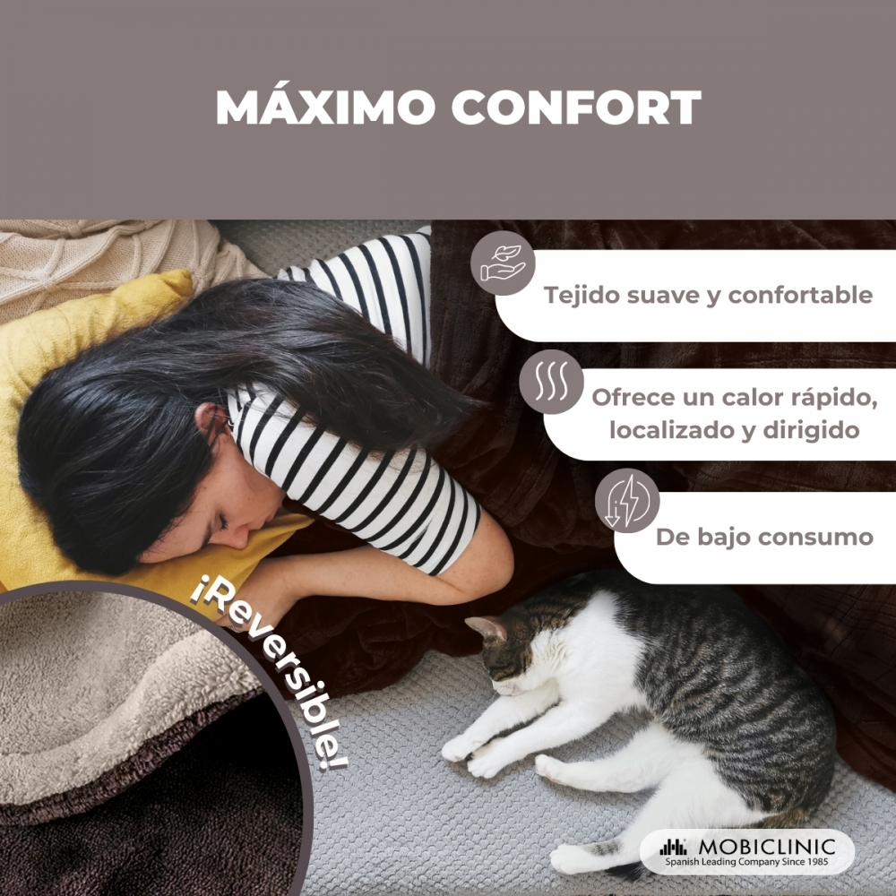 Mujer duerme con gato en sofá. Manta suave, cálida, económica.