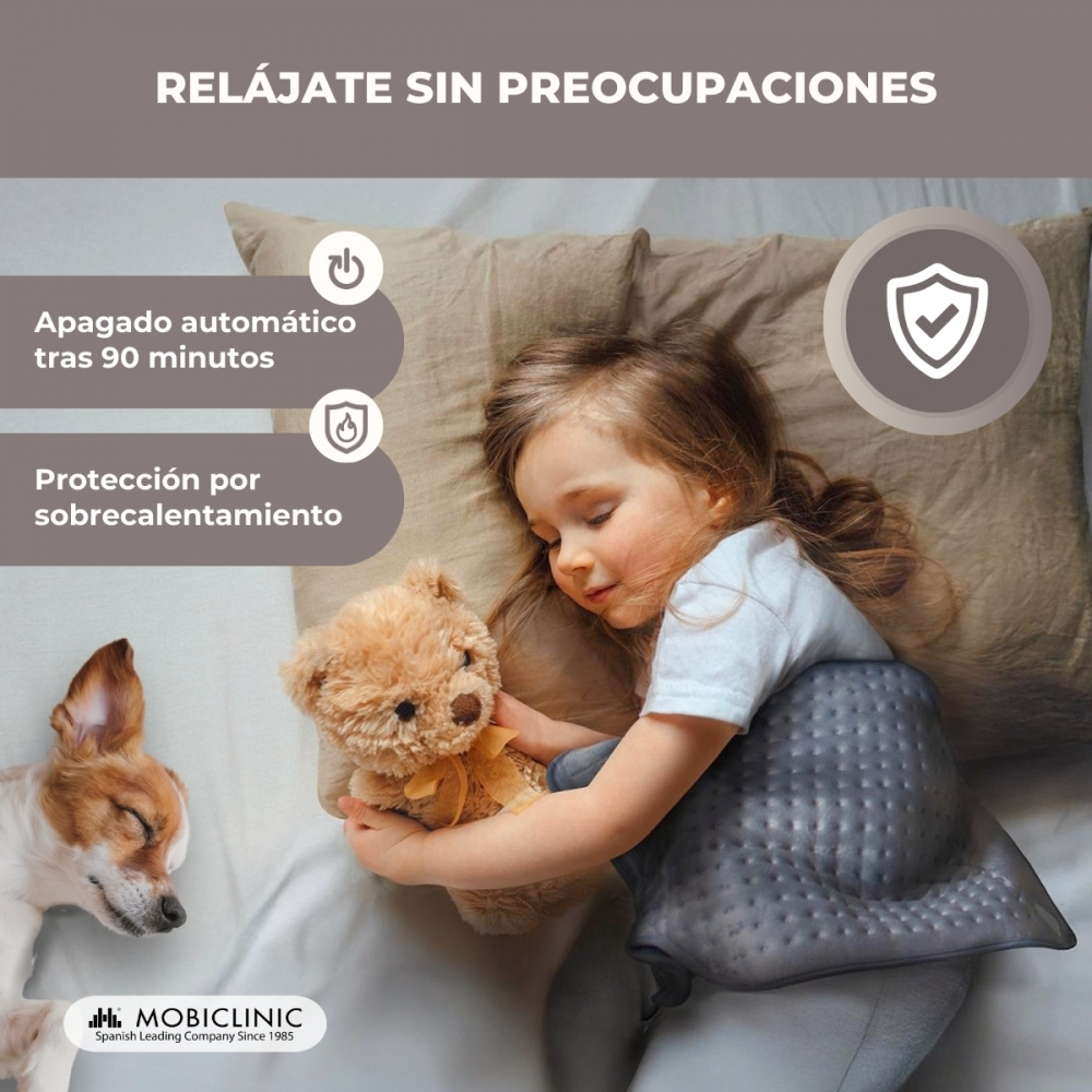 Una niña duerme con un osito y un perro, ambos con una almohadilla térmica.