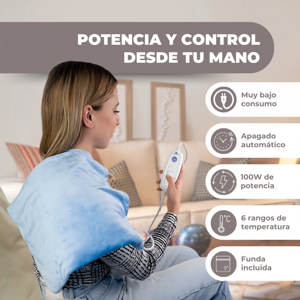 Una mujer lleva una almohadilla térmica azul en los hombros y sostiene un mando.