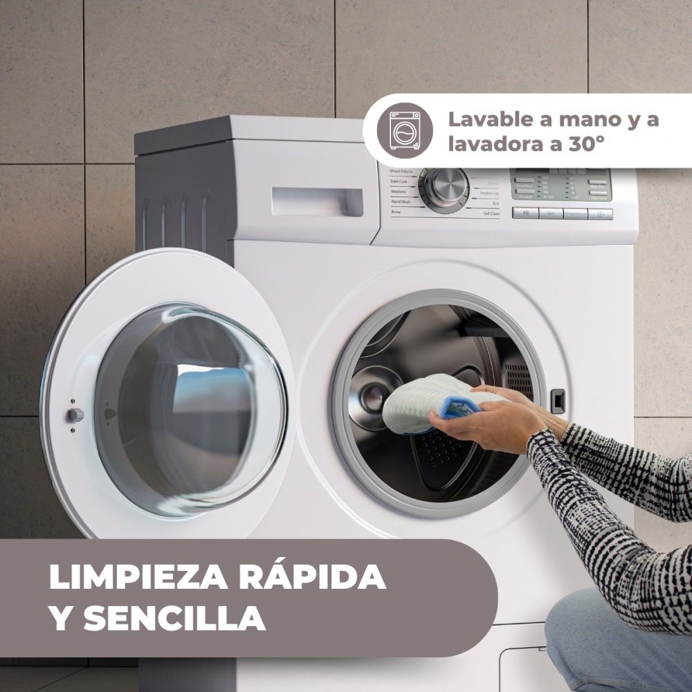Una persona pone una prenda blanca en una lavadora blanca.
