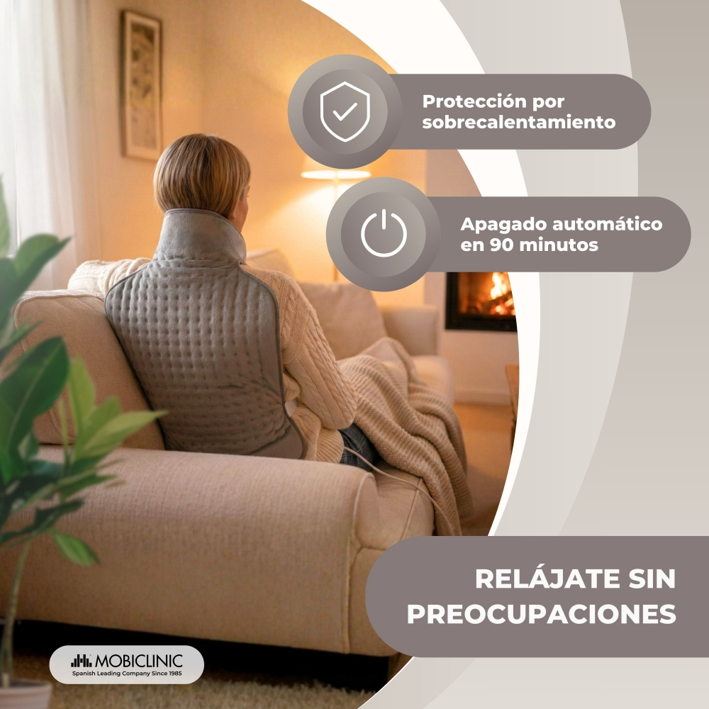 Mujer sentada en sofá con chaleco térmico. Protección sobrecalentamiento.