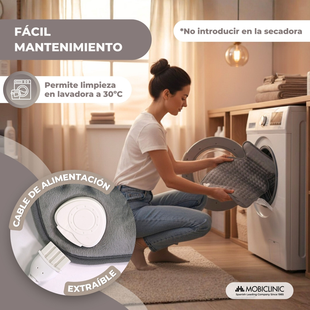 Mujer mete una manta eléctrica gris en lavadora. Cable extraíble.