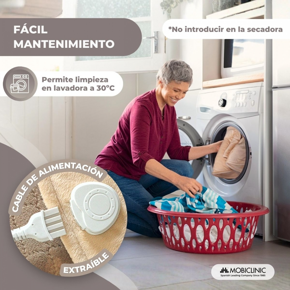Mujer carga ropa en lavadora. Cable extraíble, lavable a 30°C.