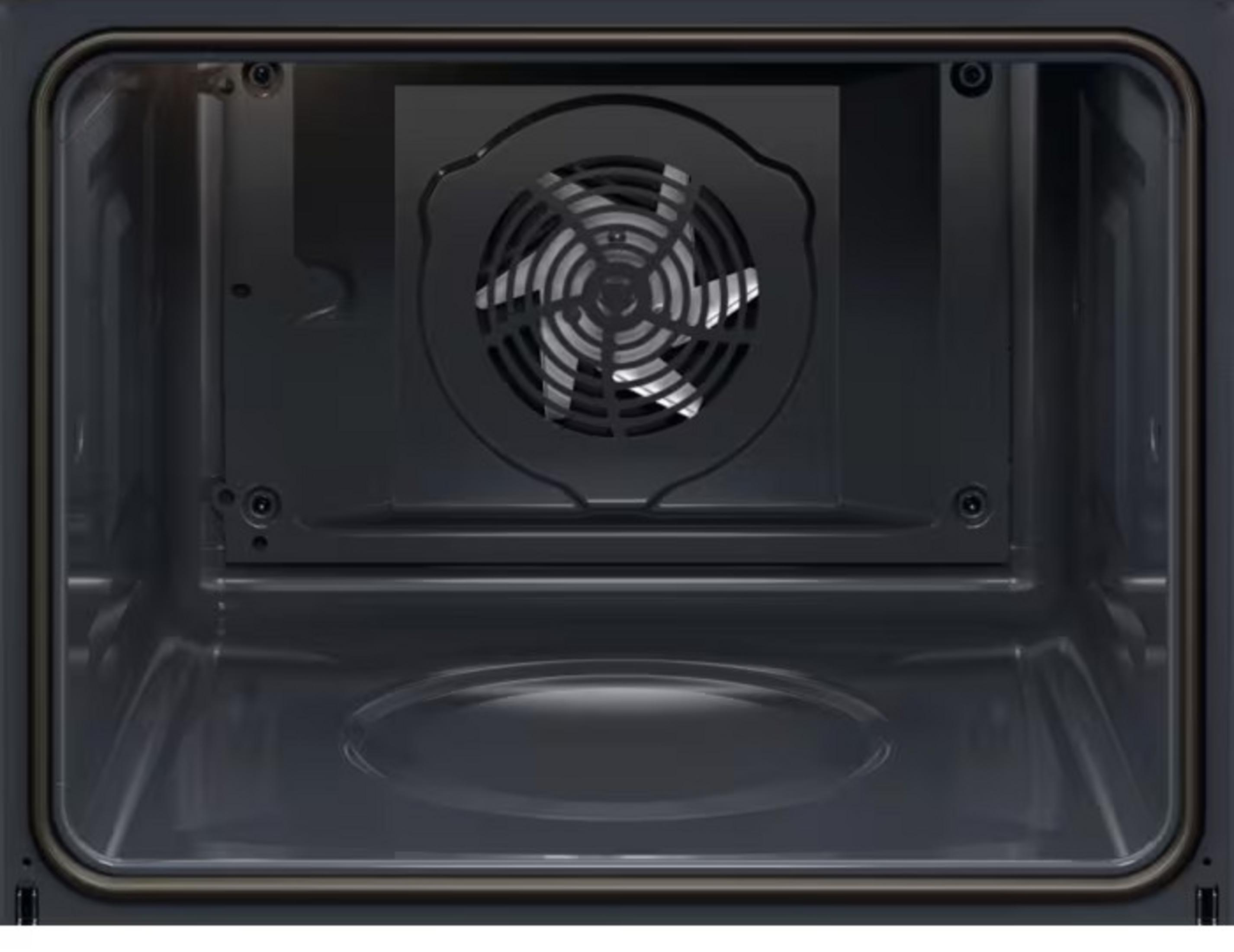 Interno di un forno scuro con griglia e ventola in alto.
