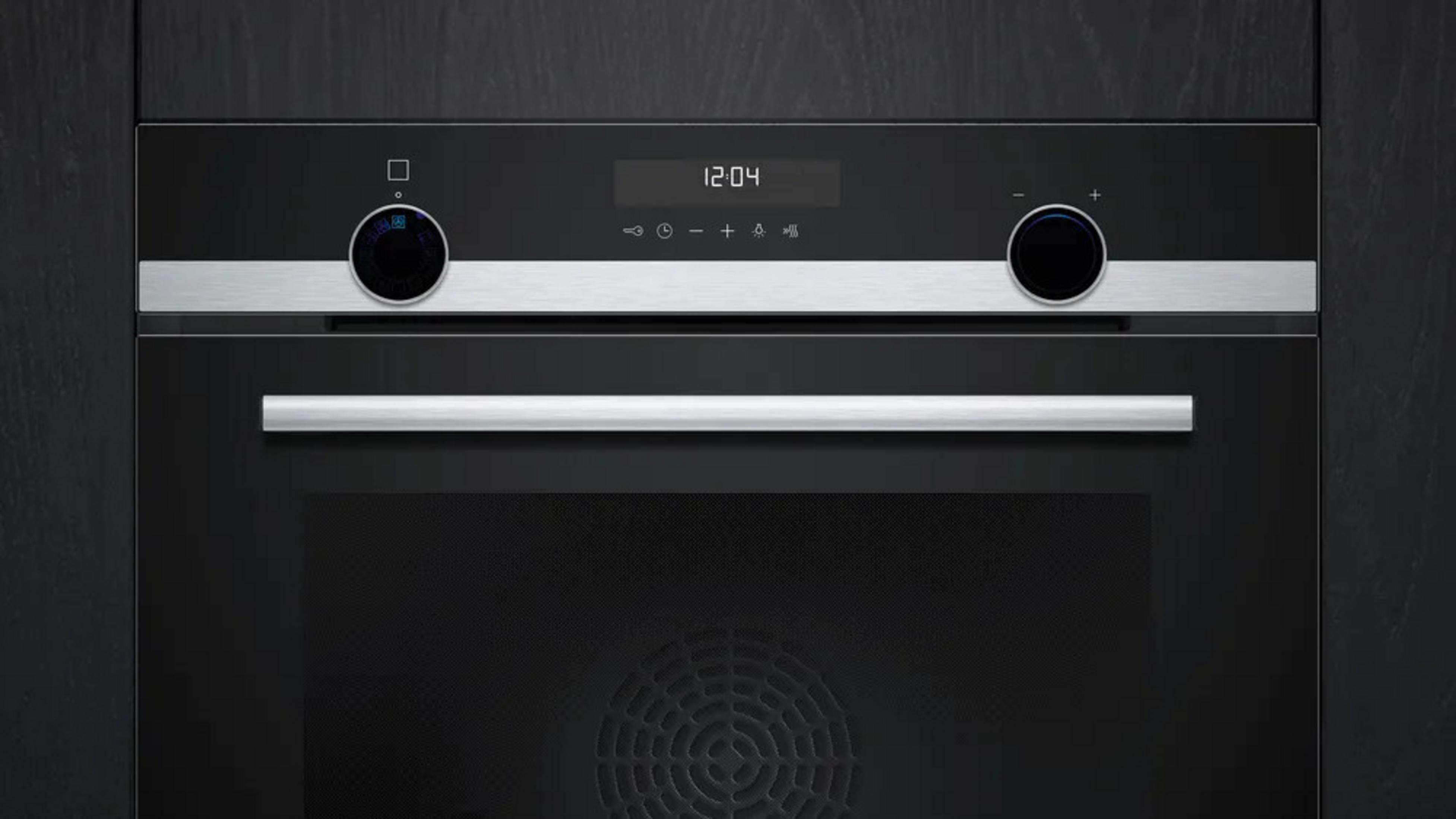 Forno nero moderno con touchscreen e manopole.