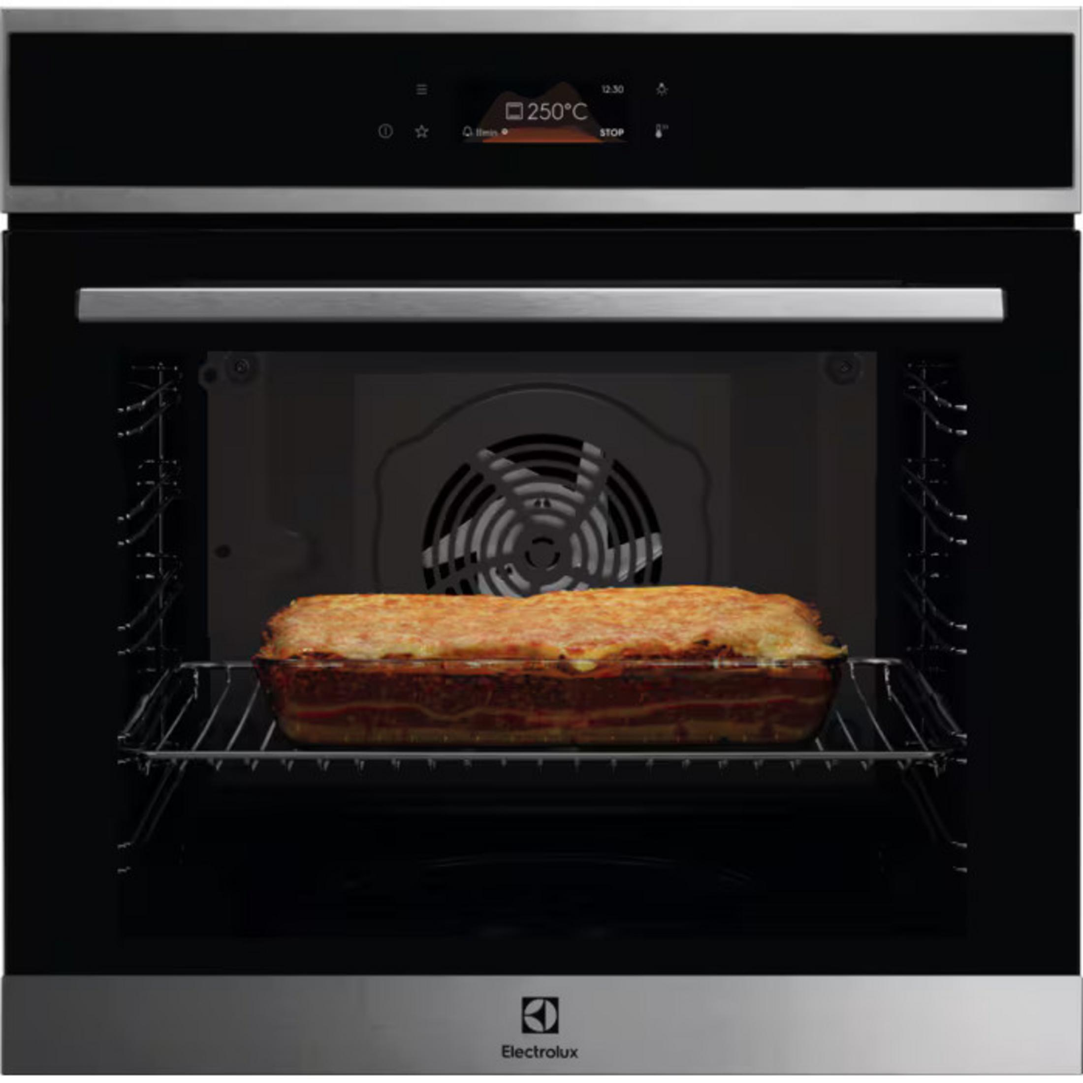 Lasagne cuociono in una teglia di vetro in forno a 250°C.