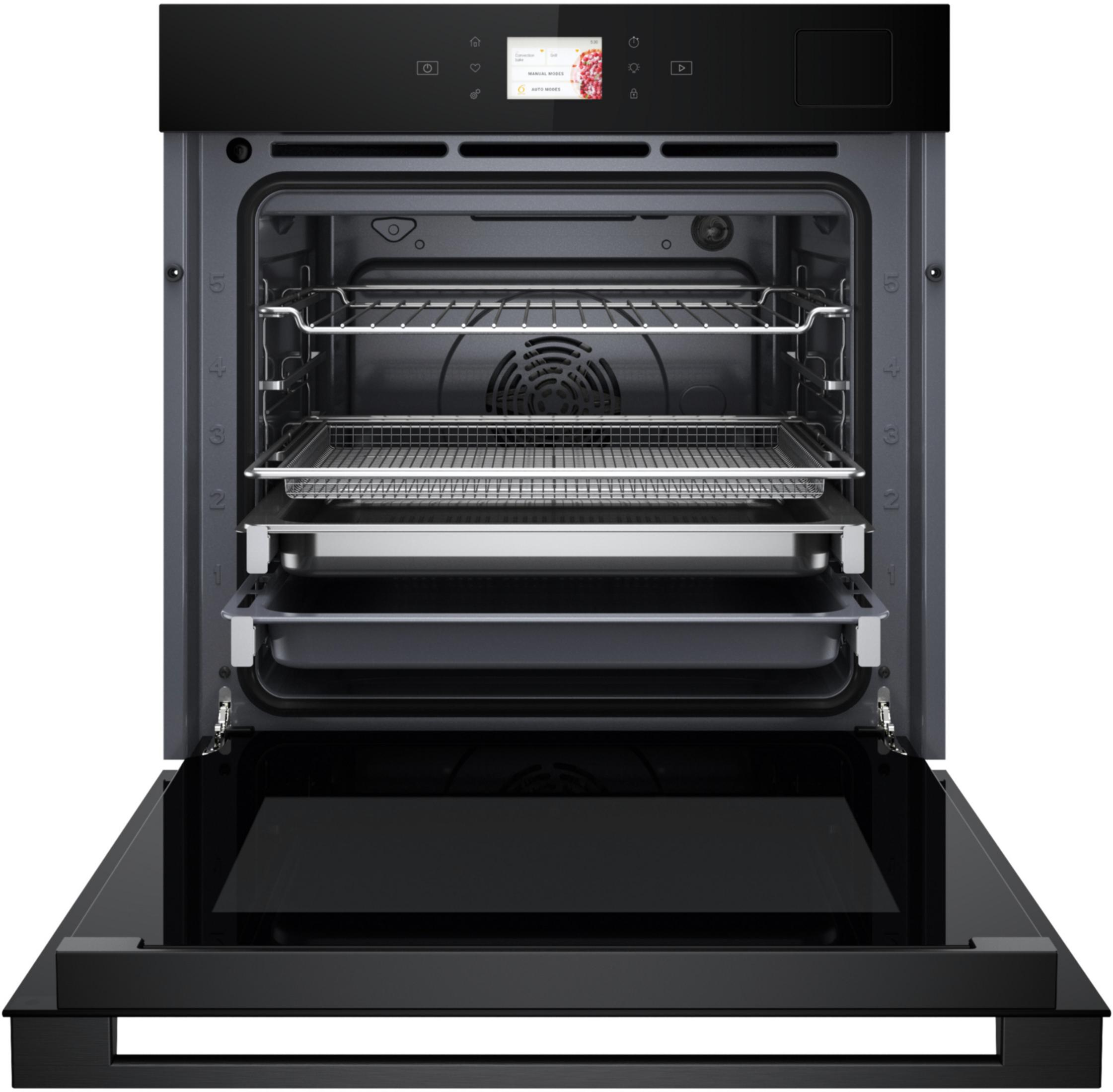 Un moderno forno da incasso nero con porta aperta, che mostra un frontale in vetro. All'interno sono visibili tre livelli di griglie.