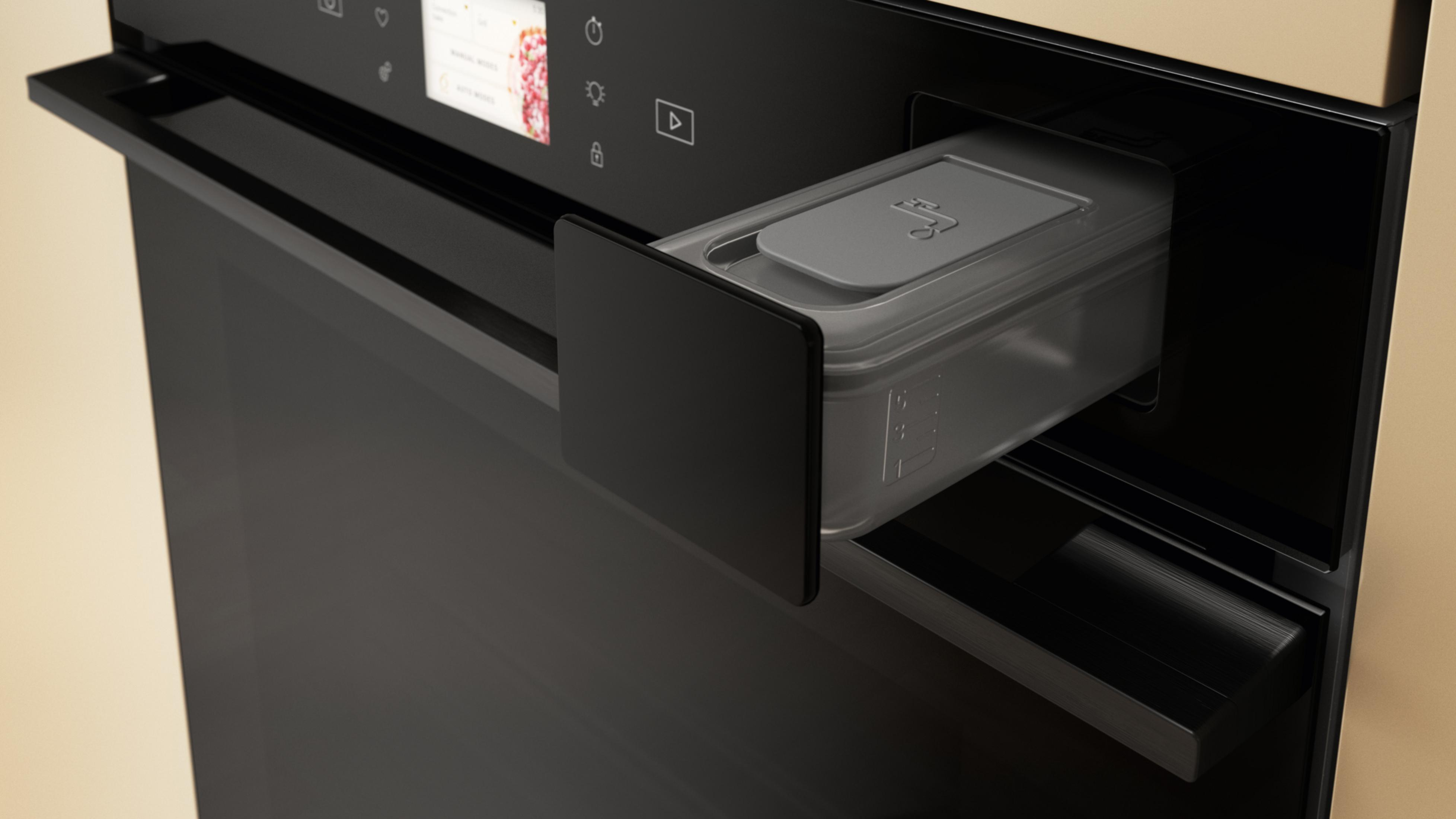 Un contenitore estraibile con coperchio in un forno moderno con touchscreen.