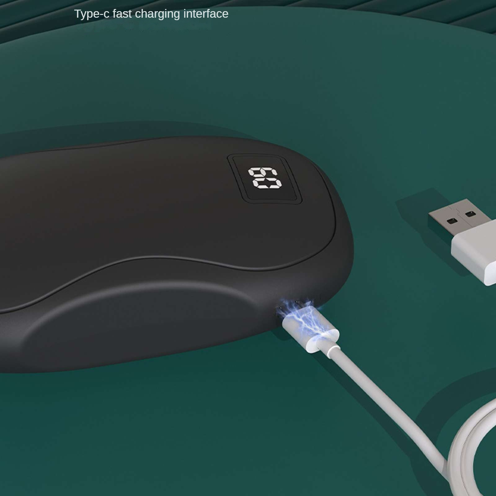 Schwarzer Handwärmer mit USB-C-Ladekabel und digitaler Anzeige.