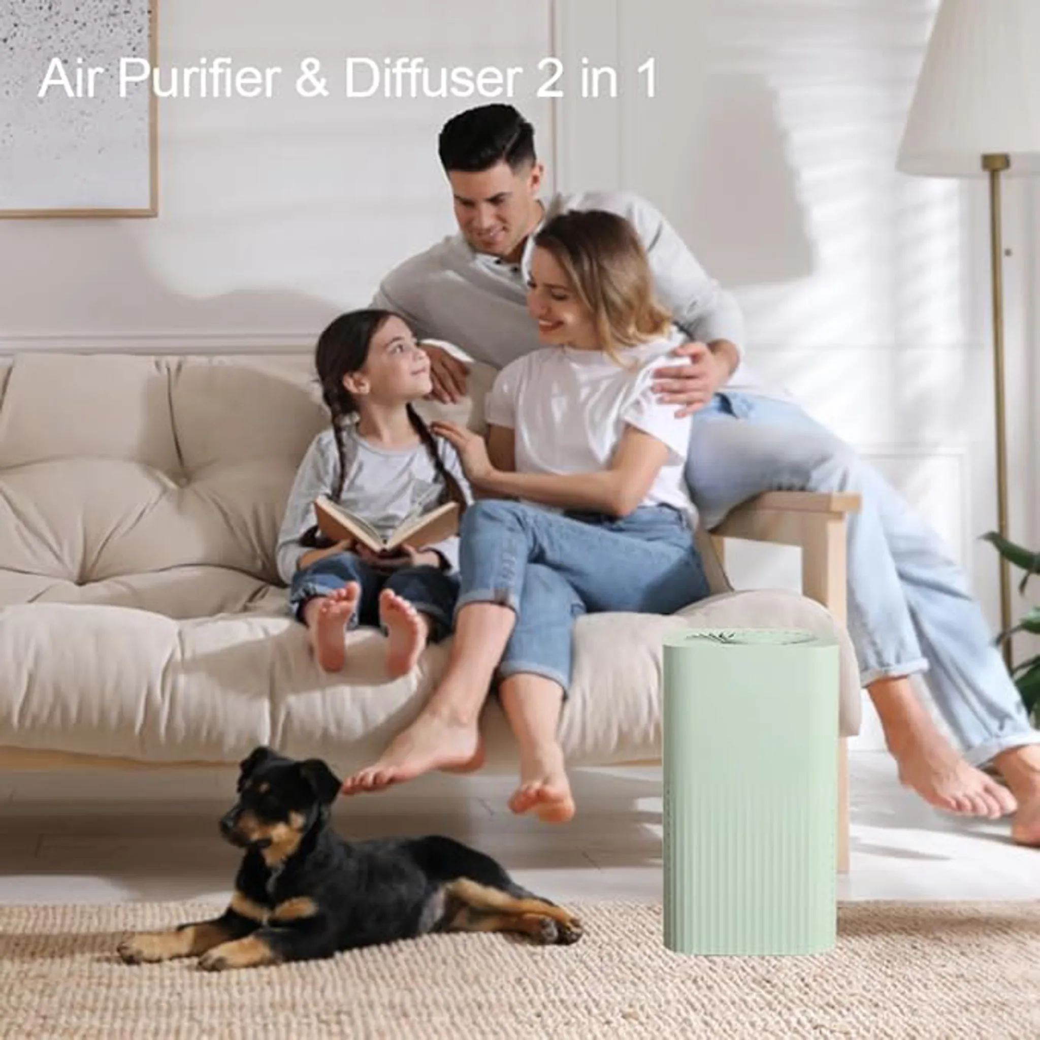 Familie mit Hund und Luftreiniger im Wohnzimmer.