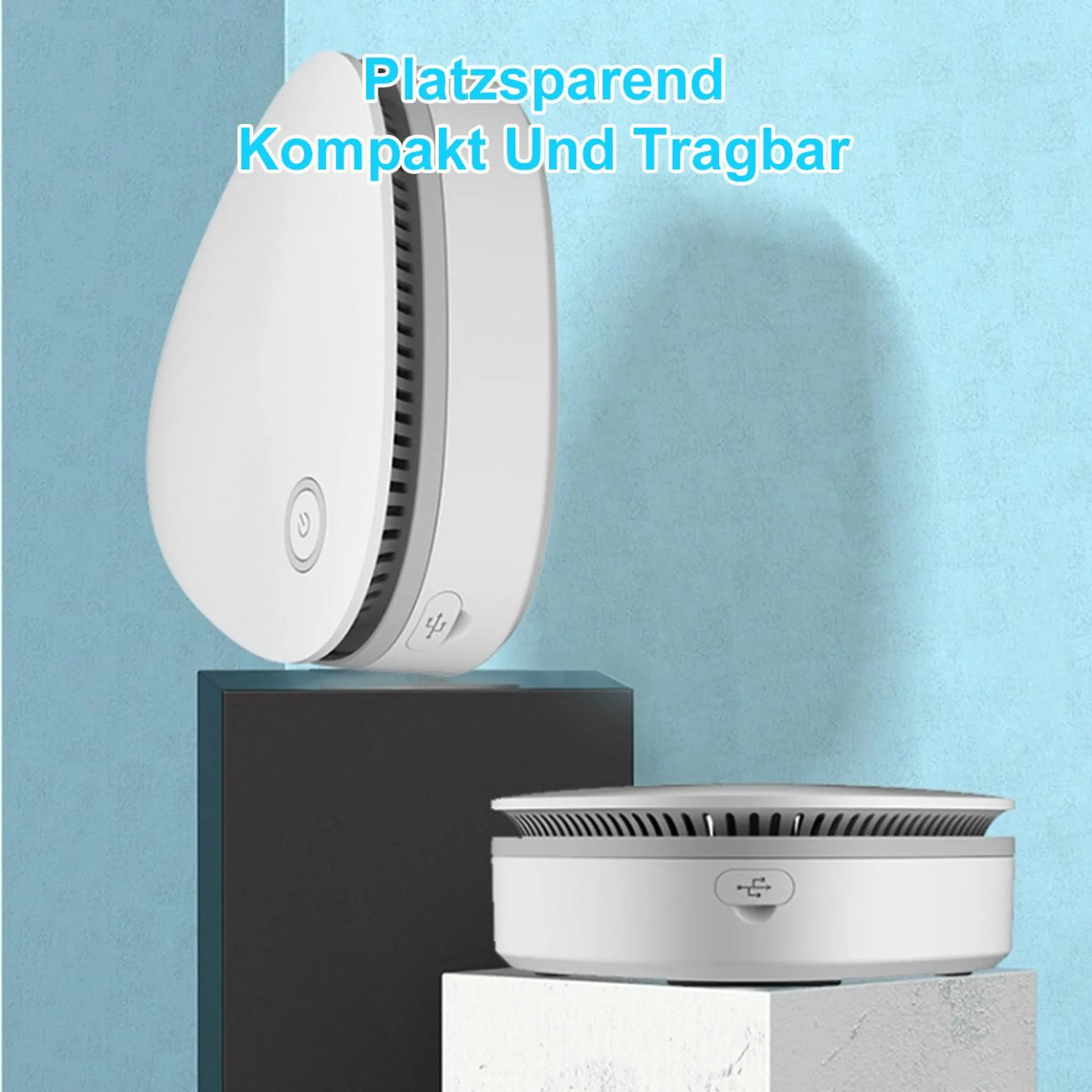 Zwei weiße, kompakte Geräte mit Lüftungsschlitzen auf blauem Hintergrund.
