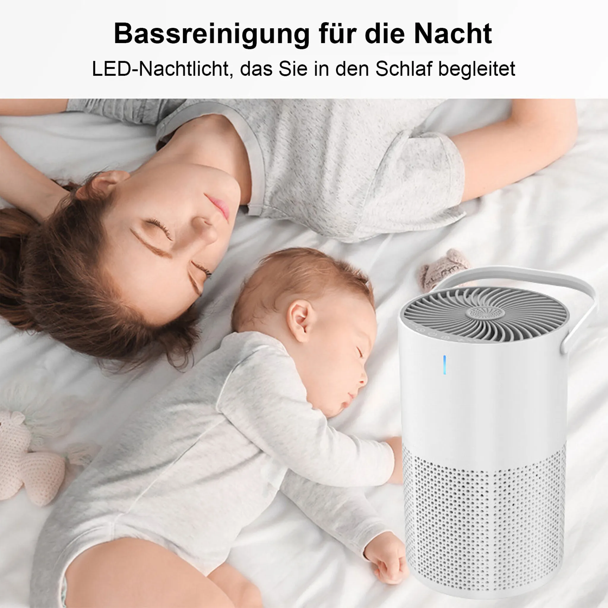 Baby und Mutter schlafen neben einem weißen Luftreiniger mit blauem Licht.