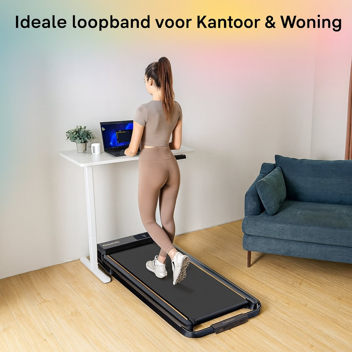 Kobieta na bieżni przy biurku stojącym z laptopem. Sofa w tle.