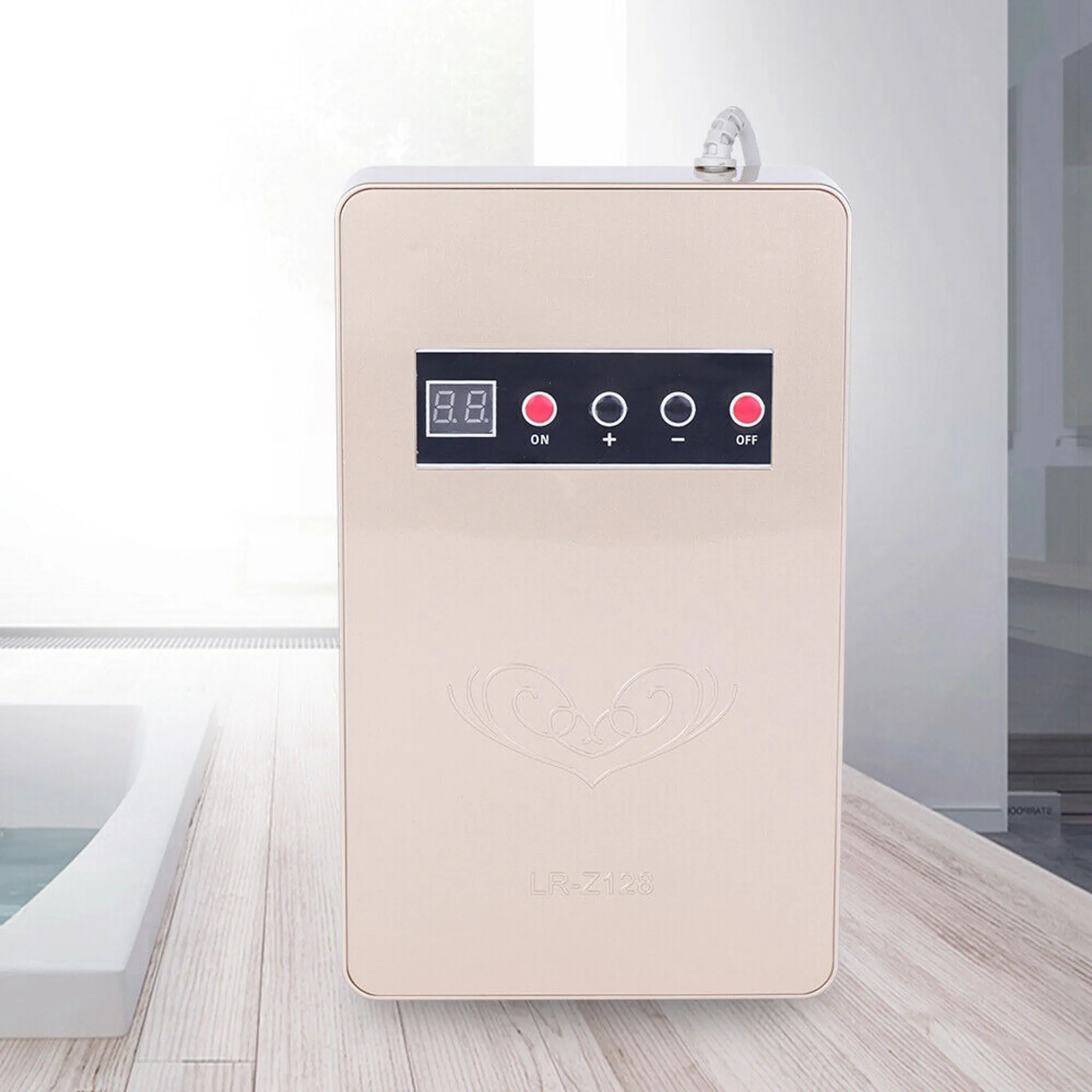 Ein beigefarbener Diffusor mit digitaler Anzeige und Bedientasten auf einem Holztisch.