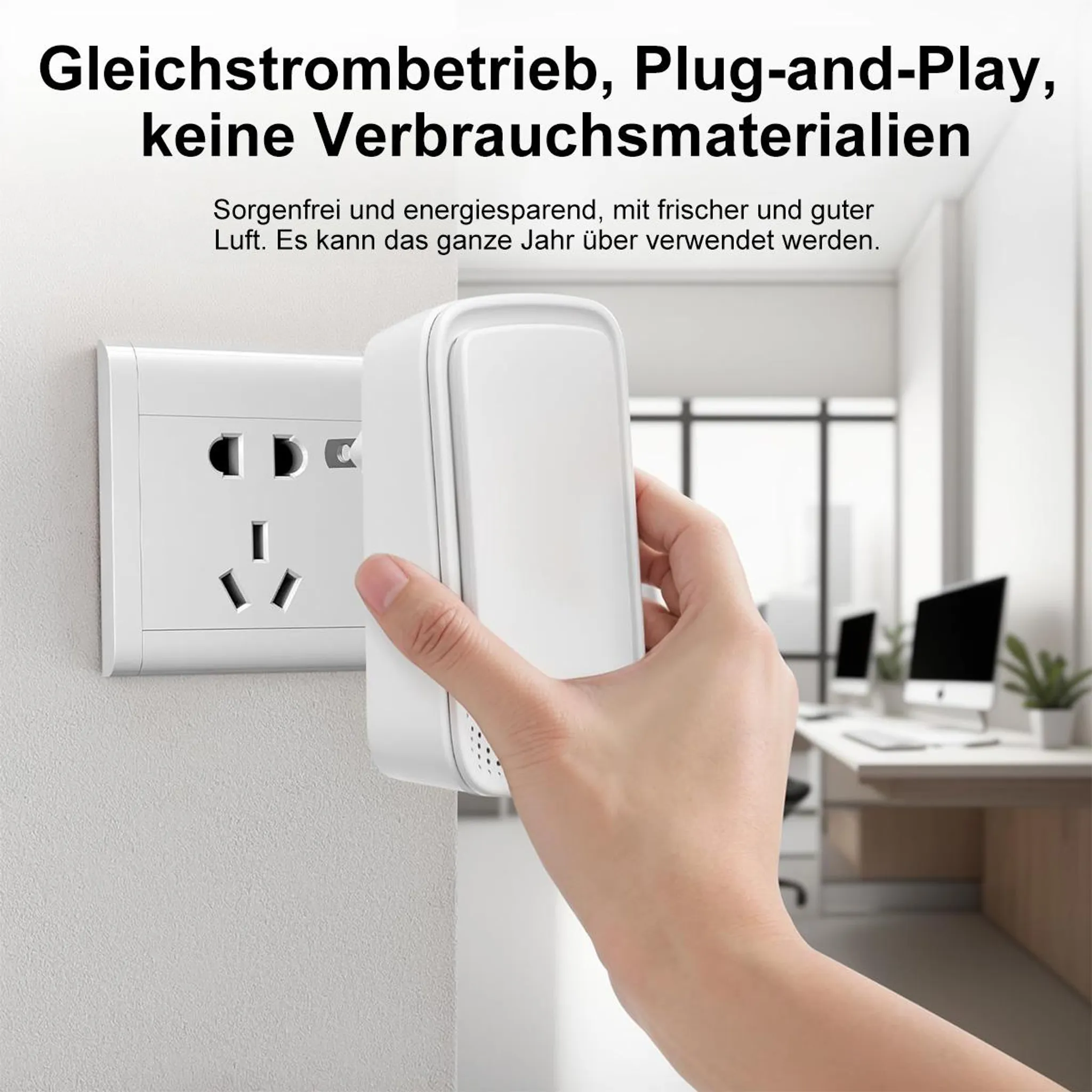 Eine Hand steckt ein weißes Gerät in eine Steckdose in einem Büro.