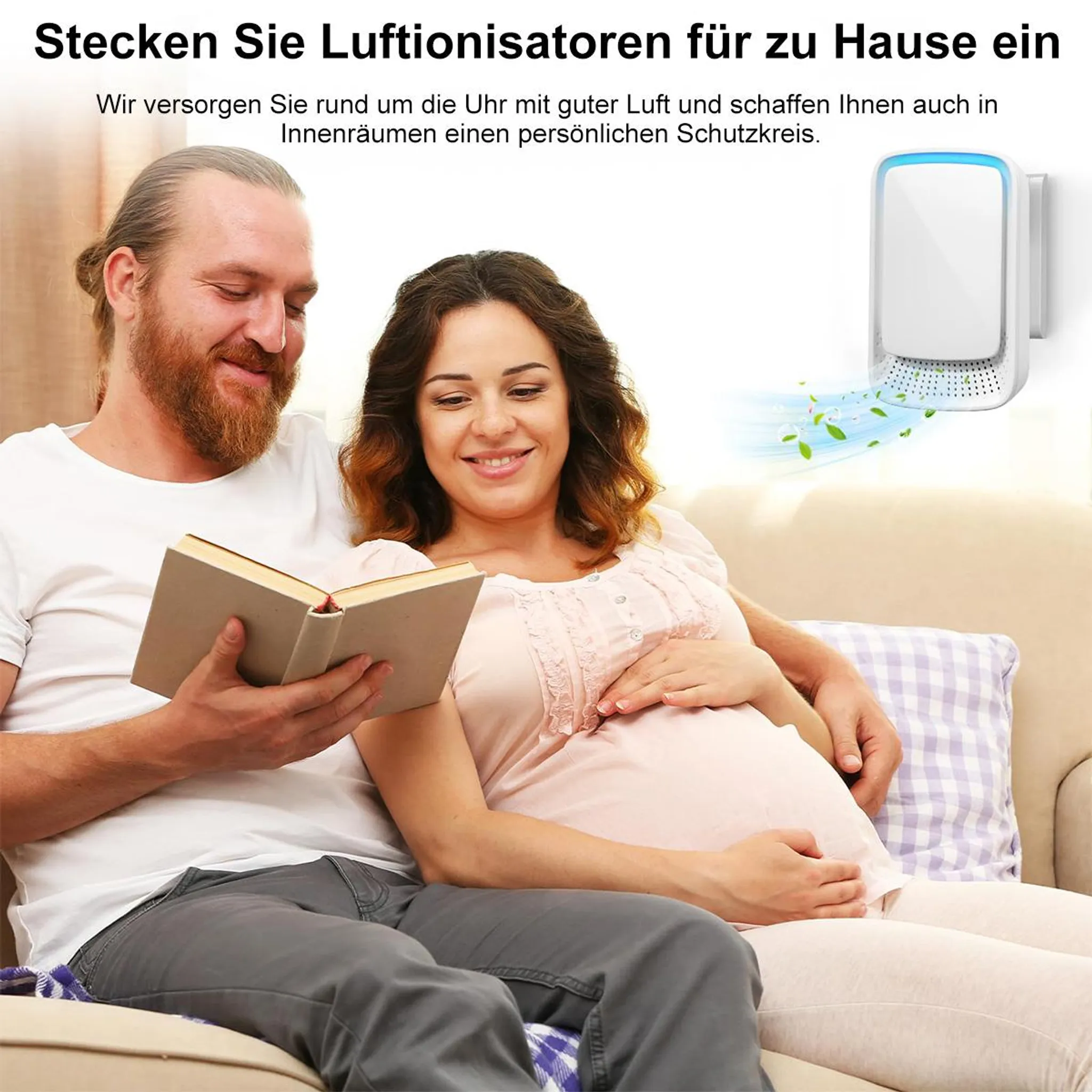 Ein Paar liest ein Buch auf einer Couch, während ein Luftreiniger läuft.