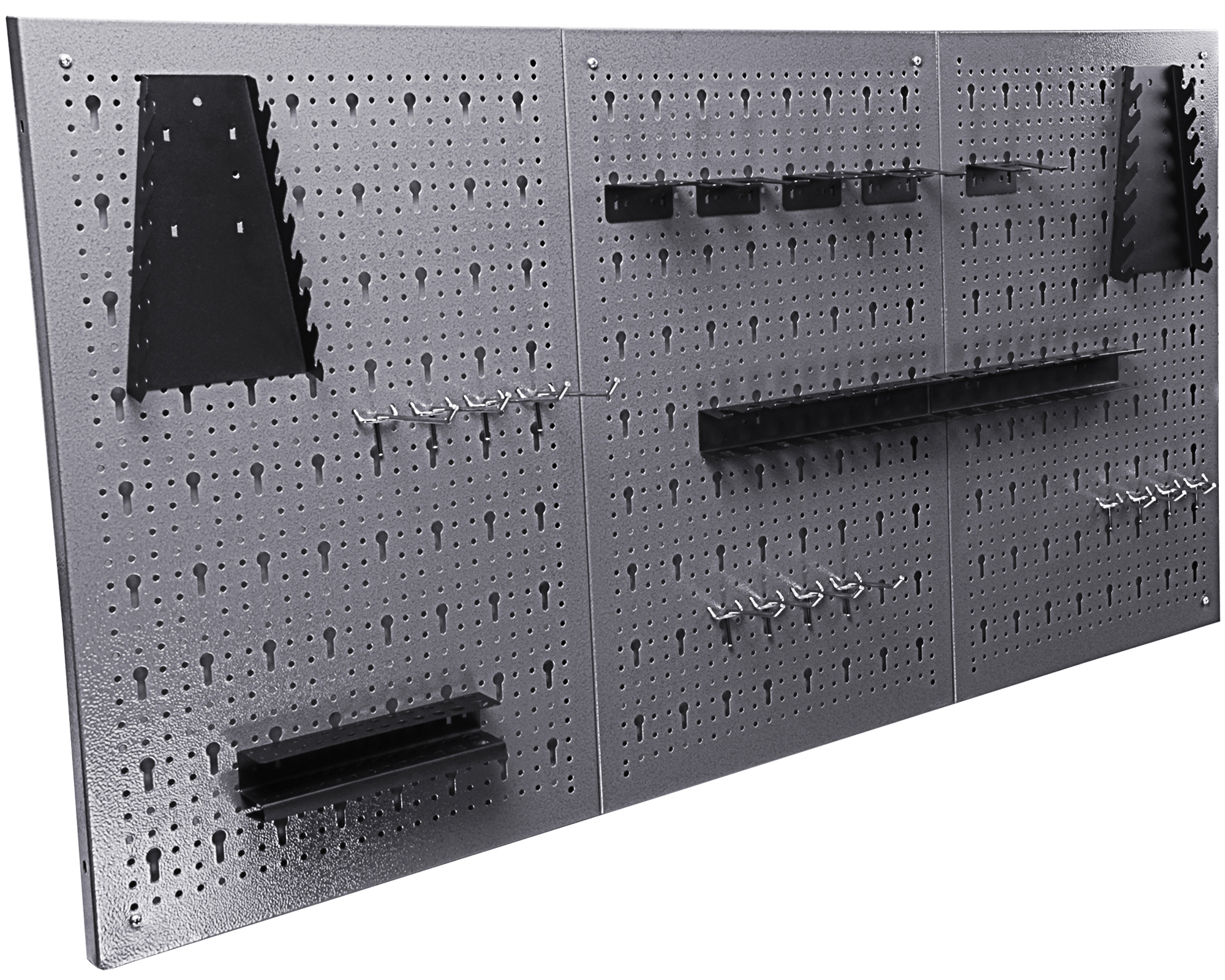 Graue Lochwand mit Werkzeughaltern, Haken und einer Ablage.
